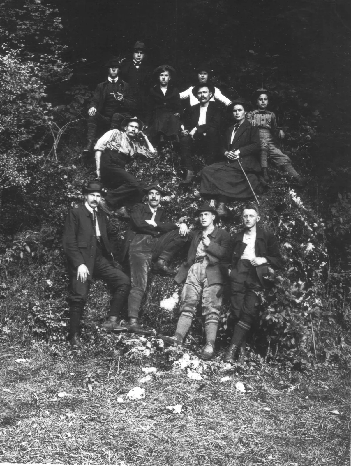 Wandergruppe an einem bewaldeten Hang