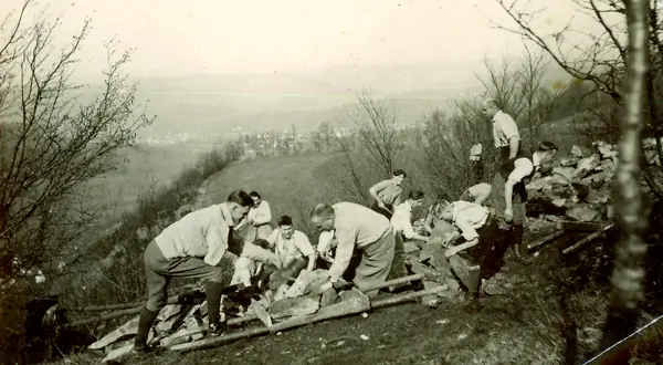 Mitglieder tragen Steine am Hang
