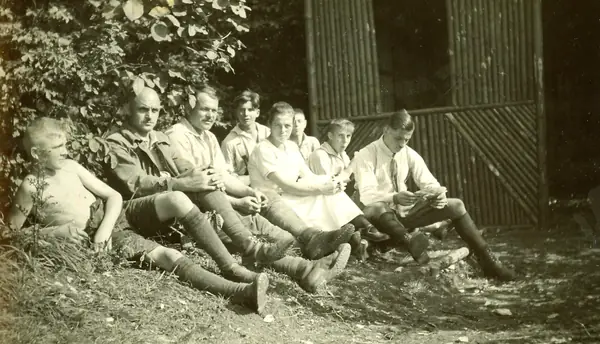 Pause im Gras vor der Bauhütte