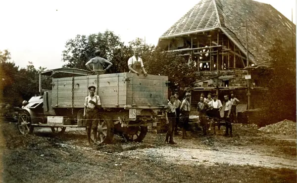 Rohbau mit Lastwagen davor