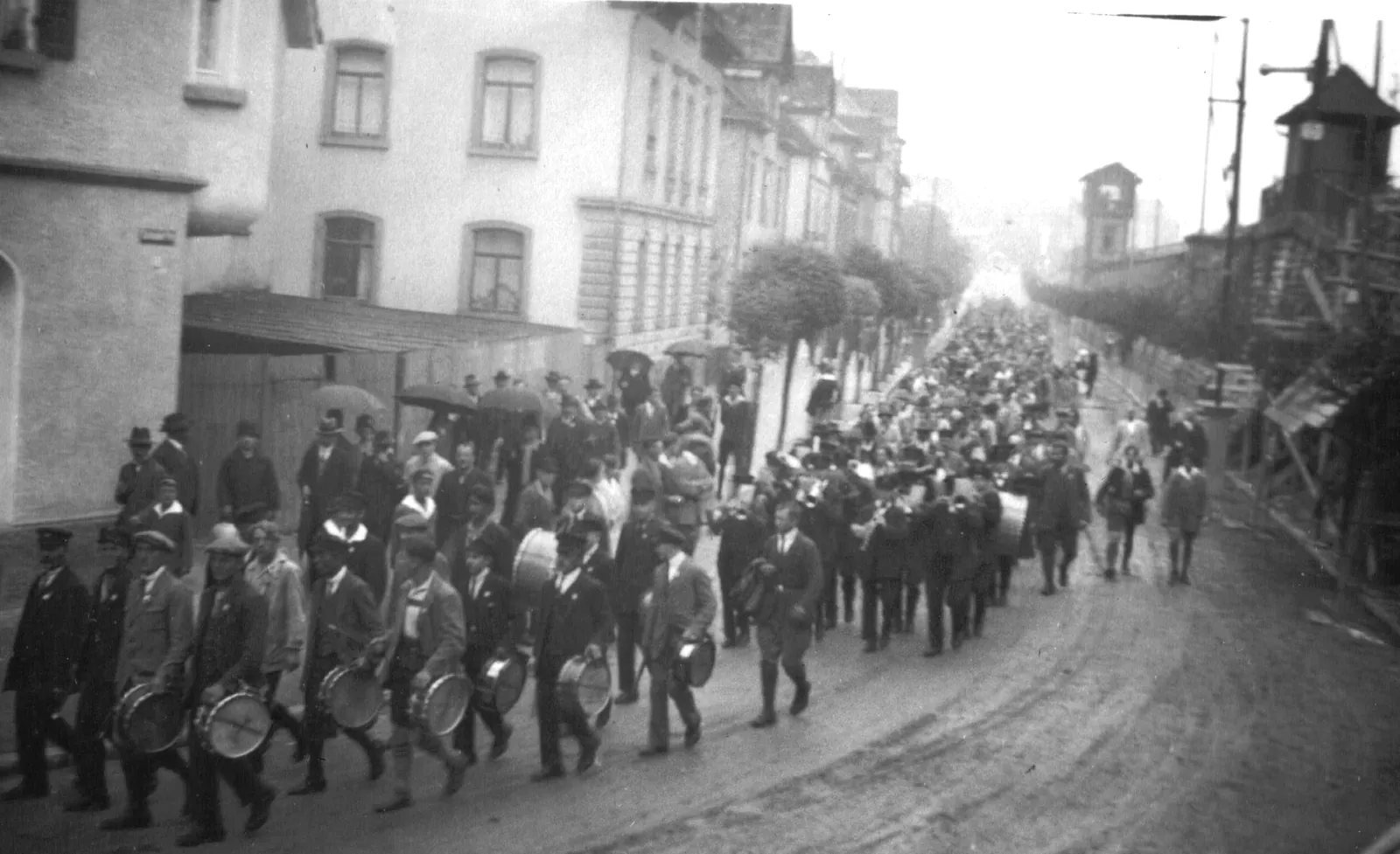 Festzug mit Musikkapelle in einer Geislinger Straße