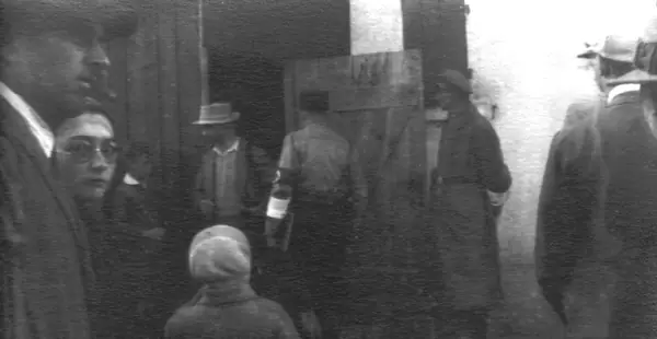 Historische Aufnahme: Menschen vor dem Haus