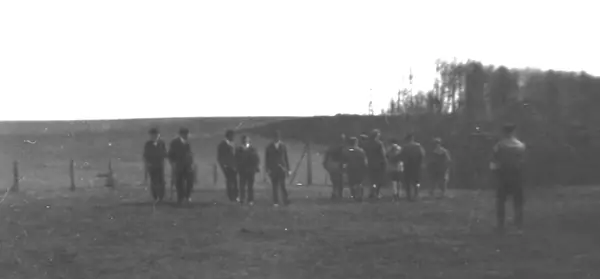 Historische Aufnahme: Gruppe auf der Wiese