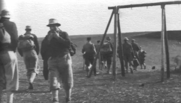 Historische Aufnahme: Menschen auf der Wiese beim Haus