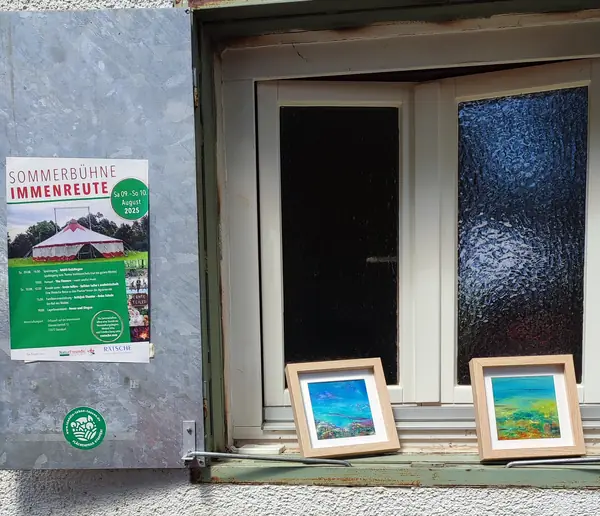 Plakat der Sommerbühne Immenreute am Fenster