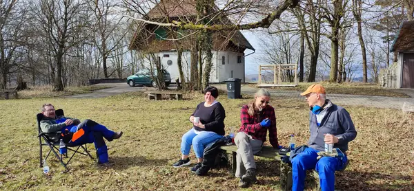 Gäste in der Sonne auf der Wiese vor dem Haus